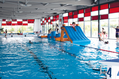 Une structure gonflable envahie parfois les bassins d'eau du centre aquatique de Romilly-sur-Seine.
