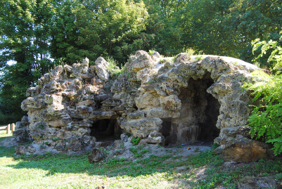 Le rocher du parc de la Béchère, dernier vestige du château.