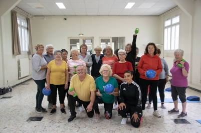 Tiffany (ETAPS) et son équipe de seniors heureux de leur séance de sport. 